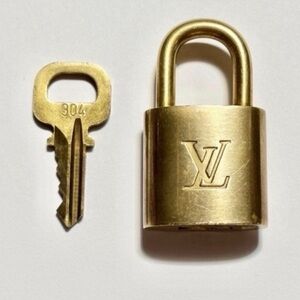 Louis Vuitton Padlock and key #304